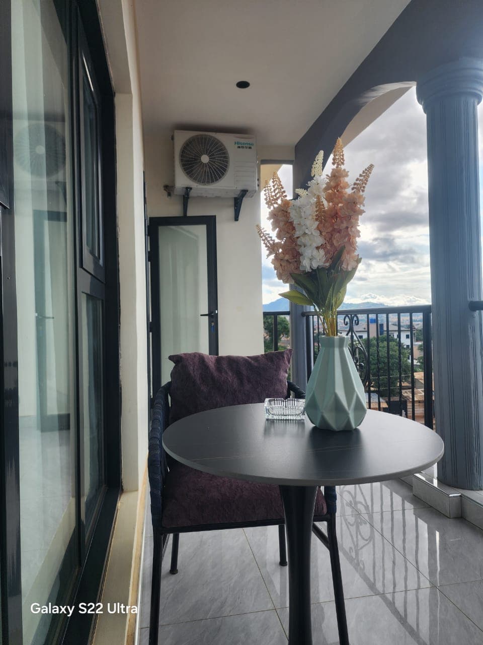Balcon privatif avec vue sur les collines de Yaoundé