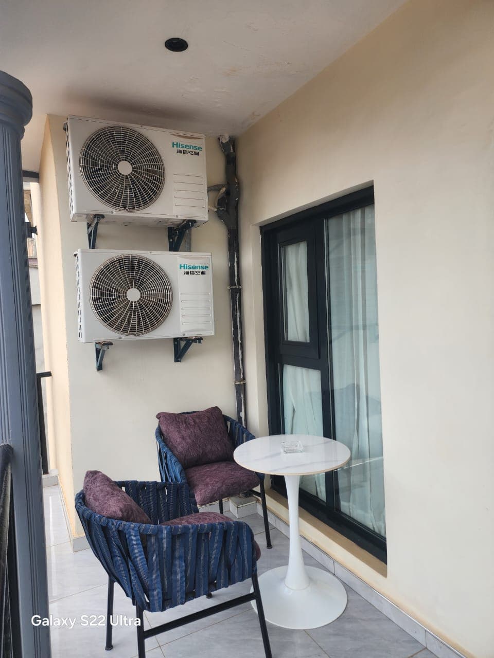 Balcon avec table bistrot et fauteuils tressés
