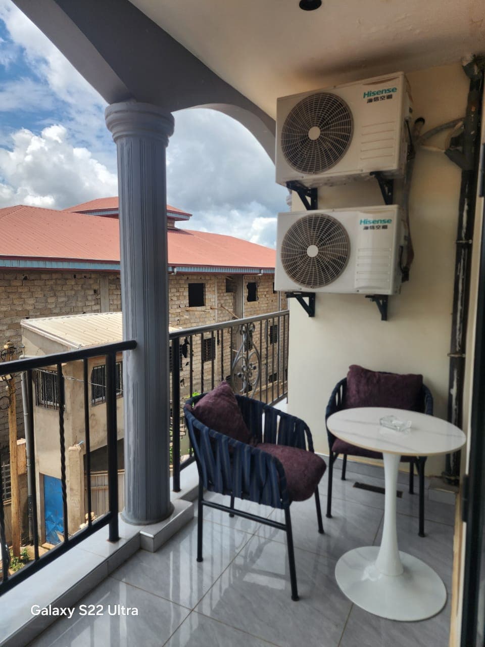 Coin détente sur le balcon, colonnes et vue dégagée