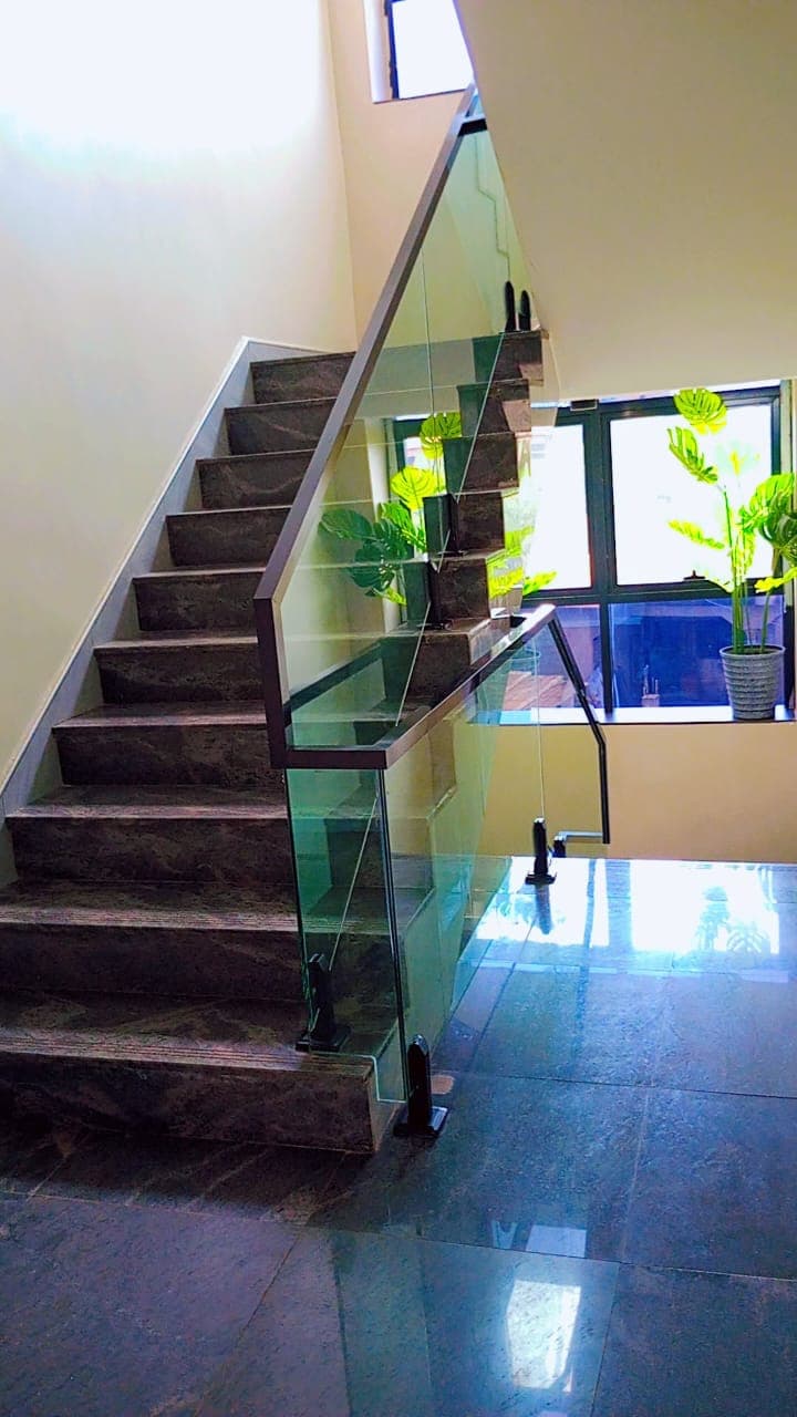 Escalier en marbre et garde-corps en verre