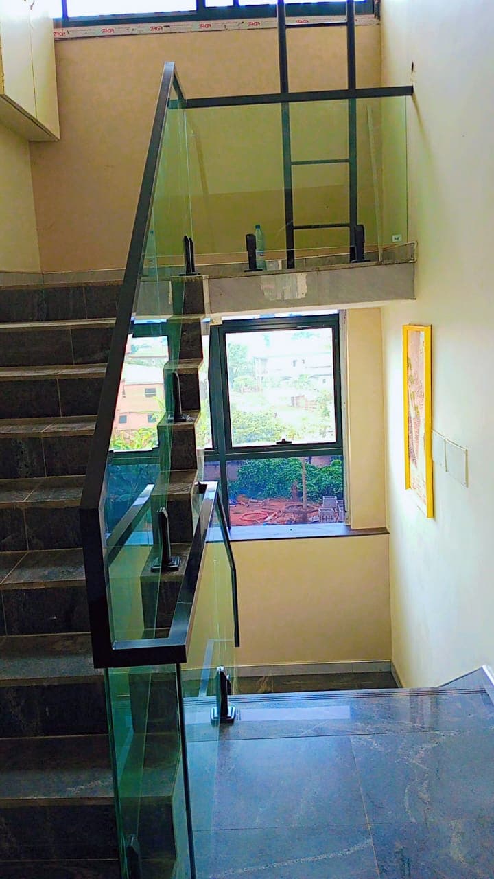 Escalier sur deux niveaux, ouvert sur l'extérieur