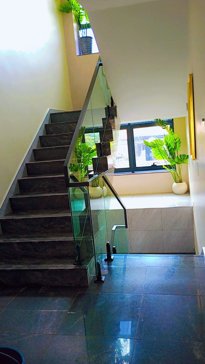 Cage d'escalier végétalisée et lumineuse