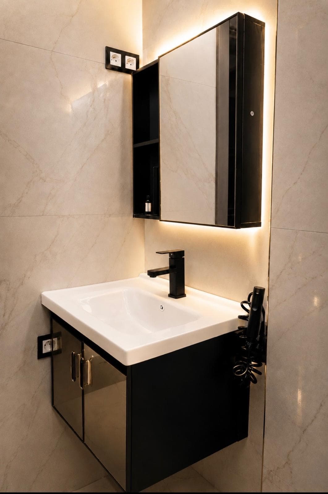 Vasque suspendue et miroir rétro-éclairé